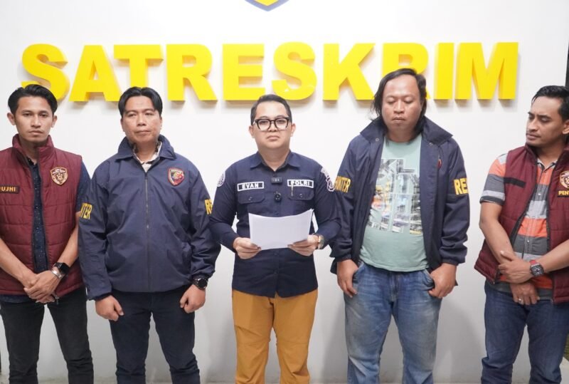 Kasi Humas Polres Pamekasan IPDA Yoni Evan Pratama, S.H., M.M. saat memimpin pres rilis. (KLIKMADURA)
