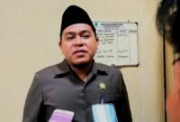 Ketua DPRD Pamekasan Ali Masykur saat diwawancara awak media. (KLIKMADURA)
