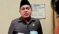 Ketua DPRD Pamekasan Ali Masykur saat diwawancara awak media. (KLIKMADURA)