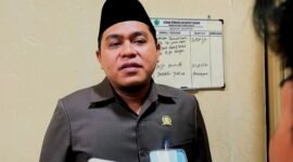 Ketua DPRD Pamekasan Ali Masykur saat diwawancara awak media. (KLIKMADURA)