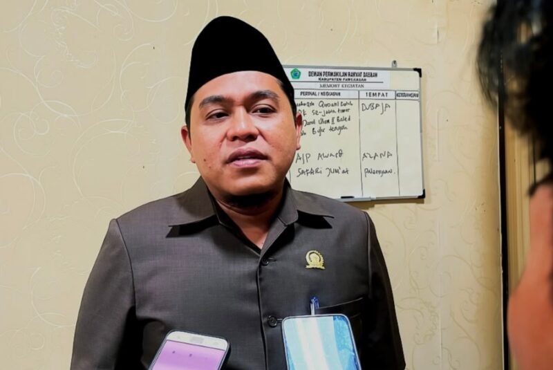 Ketua DPRD Pamekasan Ali Masykur saat diwawancara awak media. (KLIKMADURA)