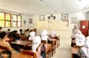Para siswa baru SMAN 1 Pademawu Pamekasan sangat antusias mengisi asesmen literasi numerasi. (LAILIYATUN NURIYAH/KLIK MADURA).