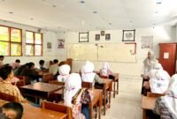 Para siswa baru SMAN 1 Pademawu Pamekasan sangat antusias mengisi asesmen literasi numerasi. (LAILIYATUN NURIYAH/KLIK MADURA).