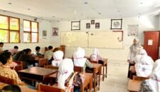 Para siswa baru SMAN 1 Pademawu Pamekasan sangat antusias mengisi asesmen literasi numerasi. (LAILIYATUN NURIYAH/KLIK MADURA).