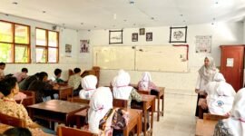 Para siswa baru SMAN 1 Pademawu Pamekasan sangat antusias mengisi asesmen literasi numerasi. (LAILIYATUN NURIYAH/KLIK MADURA).  