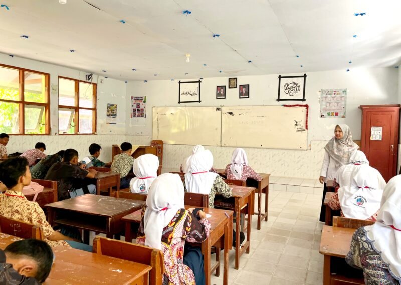 Para siswa baru SMAN 1 Pademawu Pamekasan sangat antusias mengisi asesmen literasi numerasi. (LAILIYATUN NURIYAH/KLIK MADURA).  
