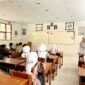 Para siswa baru SMAN 1 Pademawu Pamekasan sangat antusias mengisi asesmen literasi numerasi. (LAILIYATUN NURIYAH/KLIK MADURA).  