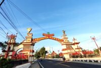 Pengendara melintas di pintu masuk Kabupaten Sumenep tepatnya di Kaduara Timur, Kecamatan Pragaan. (PRENGKI WIRANANDA / KLIKMADURA)