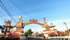 Pengendara melintas di pintu masuk Kabupaten Sumenep tepatnya di Kaduara Timur, Kecamatan Pragaan. (PRENGKI WIRANANDA / KLIKMADURA)