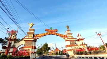 Pengendara melintas di pintu masuk Kabupaten Sumenep tepatnya di Kaduara Timur, Kecamatan Pragaan. (PRENGKI WIRANANDA / KLIKMADURA)