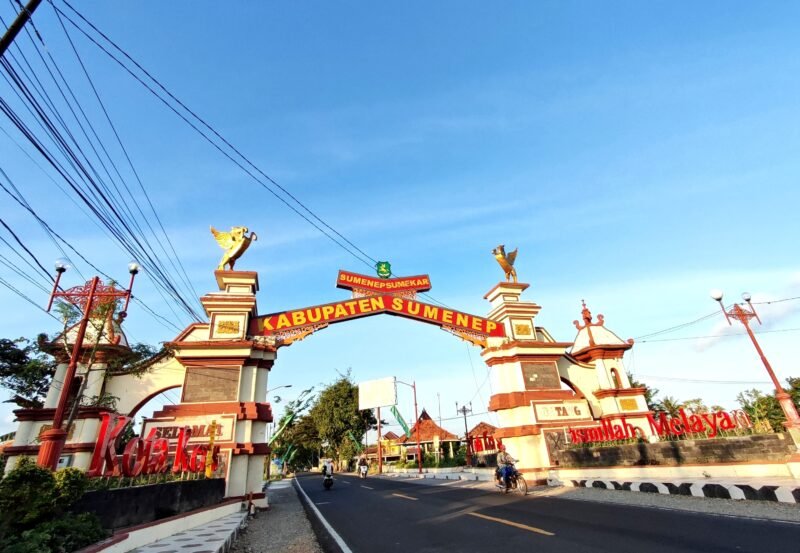 Pengendara melintas di pintu masuk Kabupaten Sumenep tepatnya di Kaduara Timur, Kecamatan Pragaan. (PRENGKI WIRANANDA / KLIKMADURA)