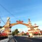 Pengendara melintas di pintu masuk Kabupaten Sumenep tepatnya di Kaduara Timur, Kecamatan Pragaan. (PRENGKI WIRANANDA / KLIKMADURA)