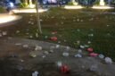 Sampah berserakan di Alun-alun Sampang usai kegiatan nonton bareng piala dunia. (KLIKMADURA)