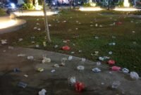 Sampah berserakan di Alun-alun Sampang usai kegiatan nonton bareng piala dunia. (KLIKMADURA)