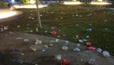 Sampah berserakan di Alun-alun Sampang usai kegiatan nonton bareng piala dunia. (KLIKMADURA)