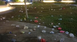 Sampah berserakan di Alun-alun Sampang usai kegiatan nonton bareng piala dunia. (KLIKMADURA)