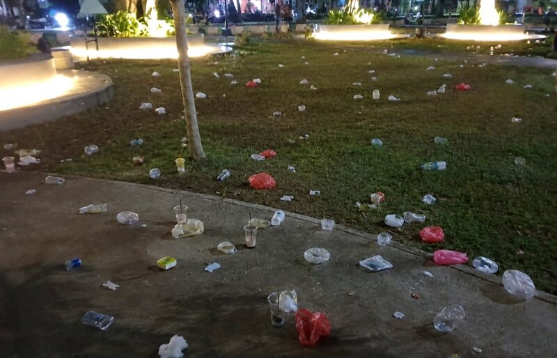 Sampah berserakan di Alun-alun Sampang usai kegiatan nonton bareng piala dunia. (KLIKMADURA)