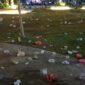 Sampah berserakan di Alun-alun Sampang usai kegiatan nonton bareng piala dunia. (KLIKMADURA)