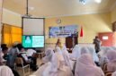 Para siswa baru SMAN 1 Galis Pamekasan menyimak materi dari anggota Puspaga Pamekasan (LAILIYATUN NURIYAH/KLIK MADURA).