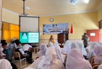 Para siswa baru SMAN 1 Galis Pamekasan menyimak materi dari anggota Puspaga Pamekasan (LAILIYATUN NURIYAH/KLIK MADURA).