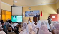 Para siswa baru SMAN 1 Galis Pamekasan menyimak materi dari anggota Puspaga Pamekasan (LAILIYATUN NURIYAH/KLIK MADURA).