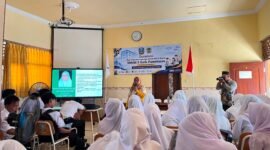 Para siswa baru SMAN 1 Galis Pamekasan menyimak materi dari anggota Puspaga Pamekasan (LAILIYATUN NURIYAH/KLIK MADURA).  