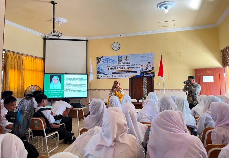 Para siswa baru SMAN 1 Galis Pamekasan menyimak materi dari anggota Puspaga Pamekasan (LAILIYATUN NURIYAH/KLIK MADURA).