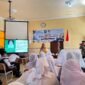 Para siswa baru SMAN 1 Galis Pamekasan menyimak materi dari anggota Puspaga Pamekasan (LAILIYATUN NURIYAH/KLIK MADURA).  