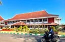 Warga melintas di depan Kantor DPRD Pamekasan. (KLIKMADURA)