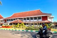 Warga melintas di depan Kantor DPRD Pamekasan. (KLIKMADURA)