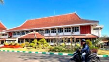 Warga melintas di depan Kantor DPRD Pamekasan. (KLIKMADURA)