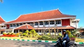 Warga melintas di depan Kantor DPRD Pamekasan. (KLIKMADURA)