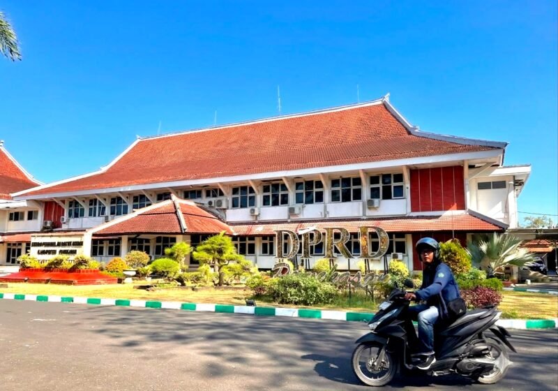 Warga melintas di depan Kantor DPRD Pamekasan. (KLIKMADURA)