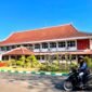Warga melintas di depan Kantor DPRD Pamekasan. (KLIKMADURA)