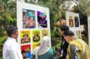 Kepala Program Studi DKV Universitas Wiraraja, Anis Kurli,. S.Ikom,. M.Med,.Kom (baju putih) mengecek hasil karya mahasiswa. (KLIKMADURA)