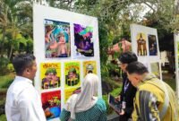 Kepala Program Studi DKV Universitas Wiraraja, Anis Kurli,. S.Ikom,. M.Med,.Kom (baju putih) mengecek hasil karya mahasiswa. (KLIKMADURA)
