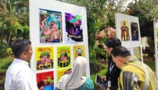 Kepala Program Studi DKV Universitas Wiraraja, Anis Kurli,. S.Ikom,. M.Med,.Kom (baju putih) mengecek hasil karya mahasiswa. (KLIKMADURA)