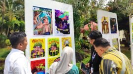 Kepala Program Studi DKV Universitas Wiraraja, Anis Kurli,. S.Ikom,. M.Med,.Kom (baju putih) mengecek hasil karya mahasiswa. (KLIKMADURA)