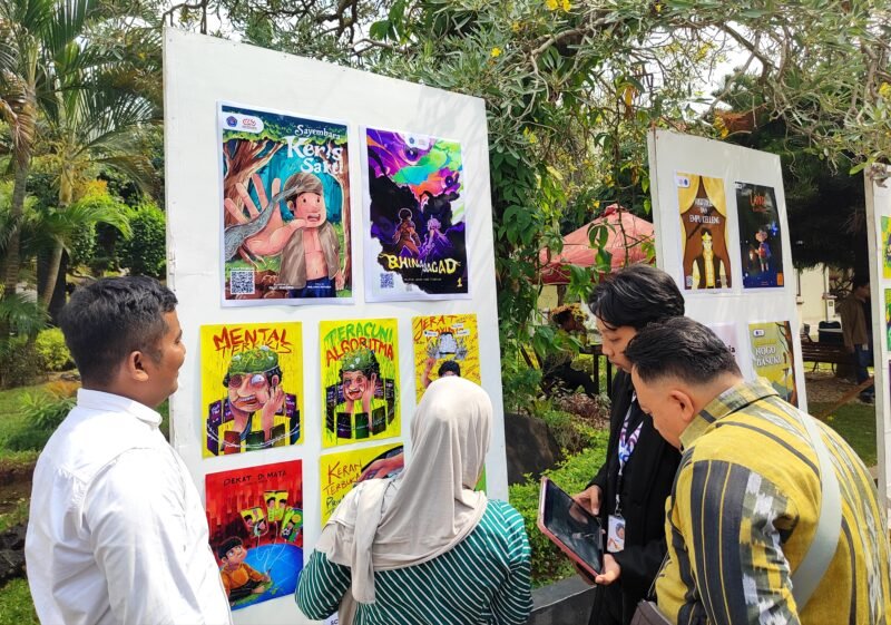 Kepala Program Studi DKV Universitas Wiraraja, Anis Kurli,. S.Ikom,. M.Med,.Kom (baju putih) mengecek hasil karya mahasiswa. (KLIKMADURA)