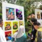 Kepala Program Studi DKV Universitas Wiraraja, Anis Kurli,. S.Ikom,. M.Med,.Kom (baju putih) mengecek hasil karya mahasiswa. (KLIKMADURA)
