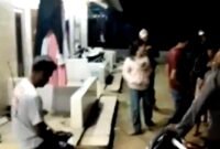 Suasana penggerebekan di rumah kos tepatnya di Jalan Barito, Desa Pandian, Rabu (15/7/2026) malam.