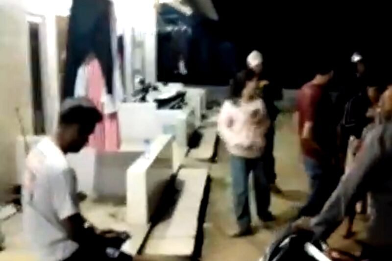 Suasana penggerebekan di rumah kos tepatnya di Jalan Barito, Desa Pandian, Rabu (15/7/2026) malam.