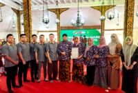 dr. Erliyati didampingi tim Koperasi Pegawai Republik Indonesia (KPRI) RSUD dr. H. Moh. Anwar Sumenep foto bersama Bupati Achmad Fauzi Wongsojudo. (KLIKMADURA)
