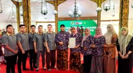dr. Erliyati didampingi tim Koperasi Pegawai Republik Indonesia (KPRI) RSUD dr. H. Moh. Anwar Sumenep foto bersama Bupati Achmad Fauzi Wongsojudo. (KLIKMADURA)