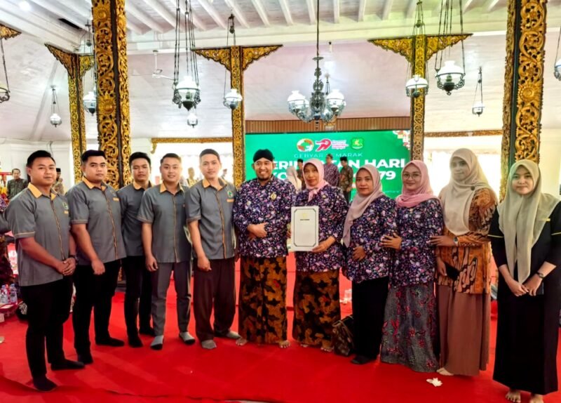 dr. Erliyati didampingi tim Koperasi Pegawai Republik Indonesia (KPRI) RSUD dr. H. Moh. Anwar Sumenep foto bersama Bupati Achmad Fauzi Wongsojudo. (KLIKMADURA)