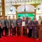 dr. Erliyati didampingi tim Koperasi Pegawai Republik Indonesia (KPRI) RSUD dr. H. Moh. Anwar Sumenep foto bersama Bupati Achmad Fauzi Wongsojudo. (KLIKMADURA)