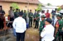 Warga dan aparat TNI menyaksikan Pembangunan sumur bor dan tandon air di Desa Panyepen, Kecamatan Jrengik. (KLIKMADURA)