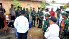 Warga dan aparat TNI menyaksikan Pembangunan sumur bor dan tandon air di Desa Panyepen, Kecamatan Jrengik. (KLIKMADURA)