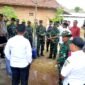 Warga dan aparat TNI menyaksikan Pembangunan sumur bor dan tandon air di Desa Panyepen, Kecamatan Jrengik. (KLIKMADURA)