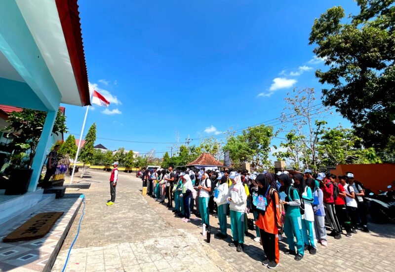 Siswa baru SMAN 1 Waru antusias mengikuti MPLS. (KLIKMADURA)